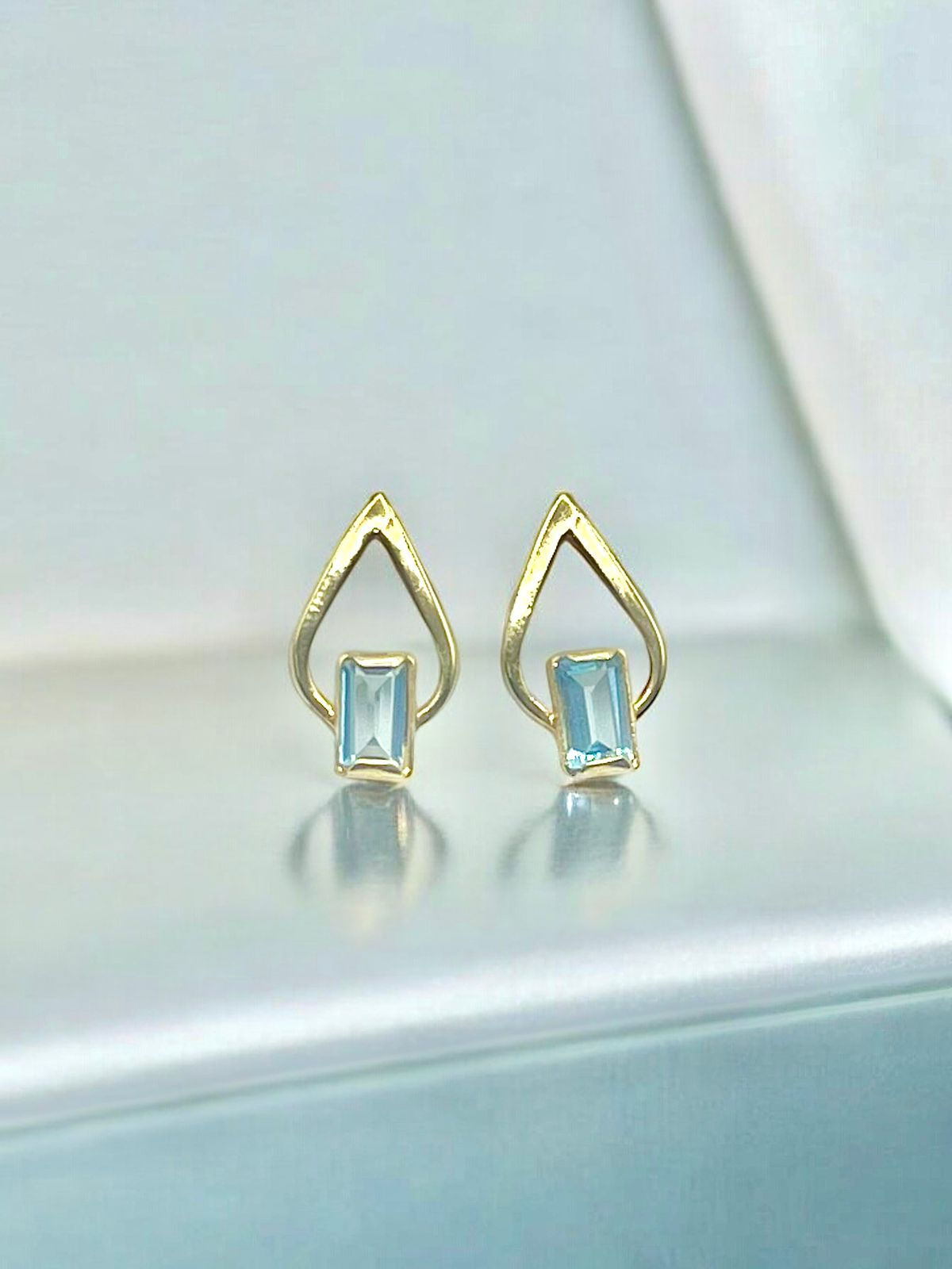 Brinco gota com pedra