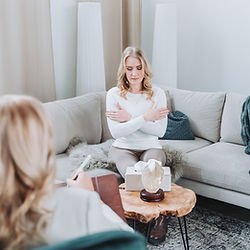 AlexandraRuepp-Emotion-Coaching-Klang-Klangbad-Legau-Deutschland-online-Körperarbeit-Embodiment-KathrinReiterFotografie