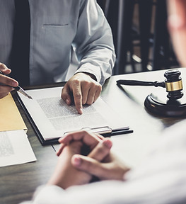 裁判官のテーブル