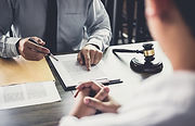 裁判官のテーブル