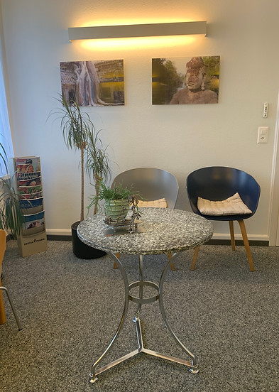 Wartezimmer 2 Praxis.jpg