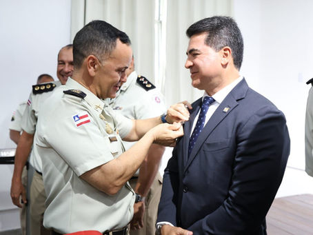 Adriano Silveira recebe medalha nacional por atuação à frente da Defesa Civil de Salvador