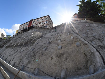 Prefeitura entrega 98ª contenção de encosta construída desde 2021 e quadra requalificada em São Marcos