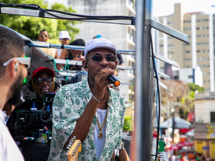 Solta a carta: J. Eskine estreia no Carnaval tocando para o folião pipoca no Circuito Osmar