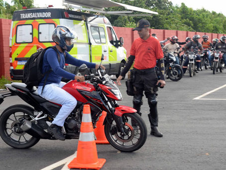 Transalvador oferece treinamento gratuito de pilotagem segura para motociclistas