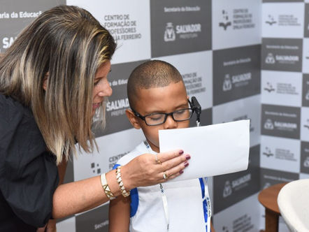 Prefeitura vai distribuir 100 óculos com tecnologia assistiva para rede de educação e Instituto de Cegos da Bahia