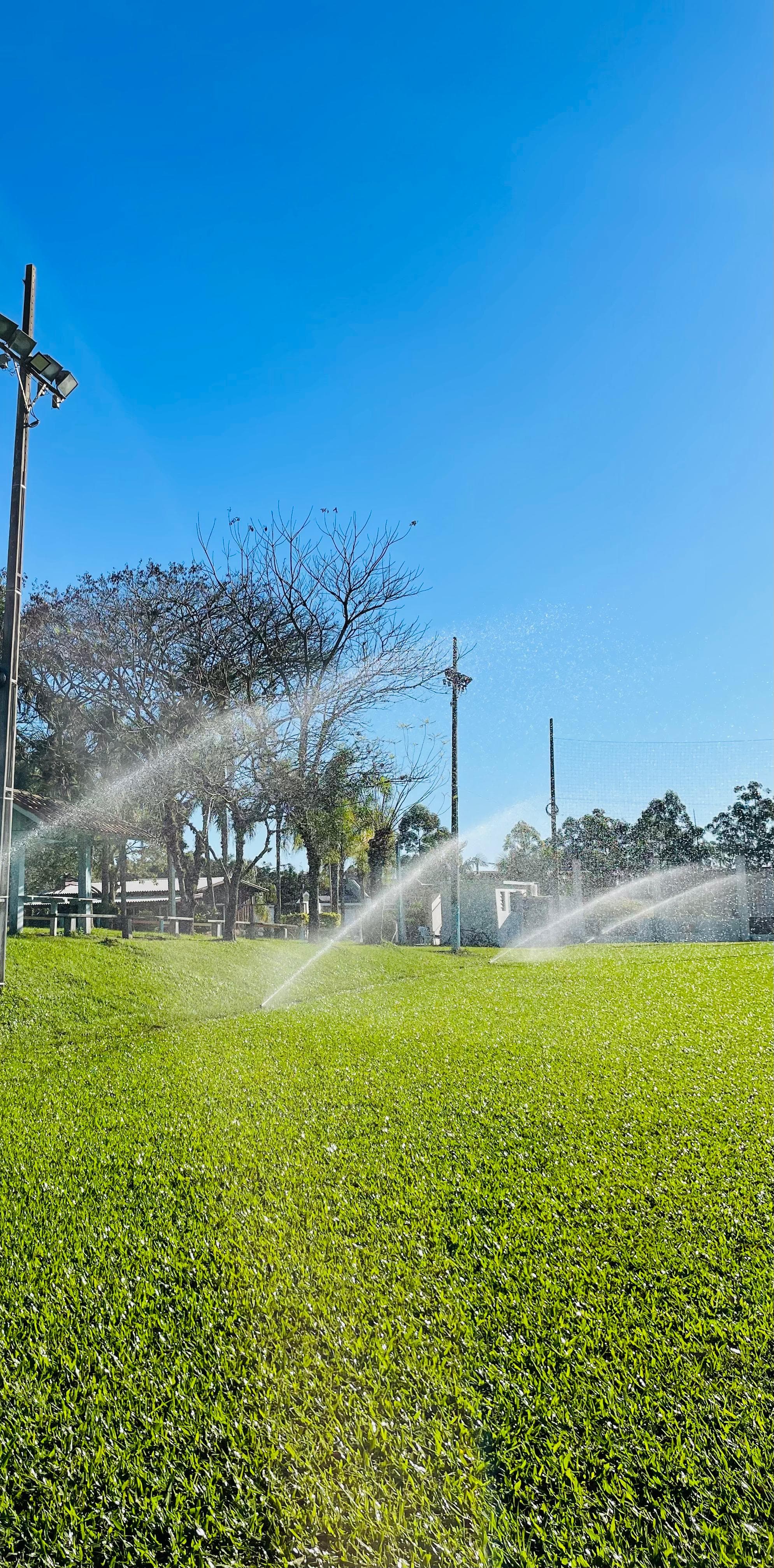 Equipe Pluvialle instalando sistema de irrigação automatizado em propriedade no RS