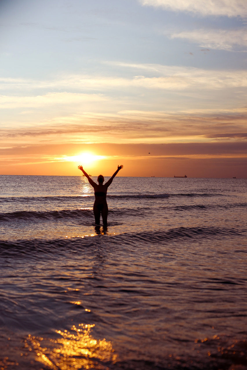 Schwimmerin im Sonnenaufgang