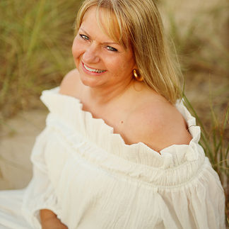 Frau in der Düne, lachend