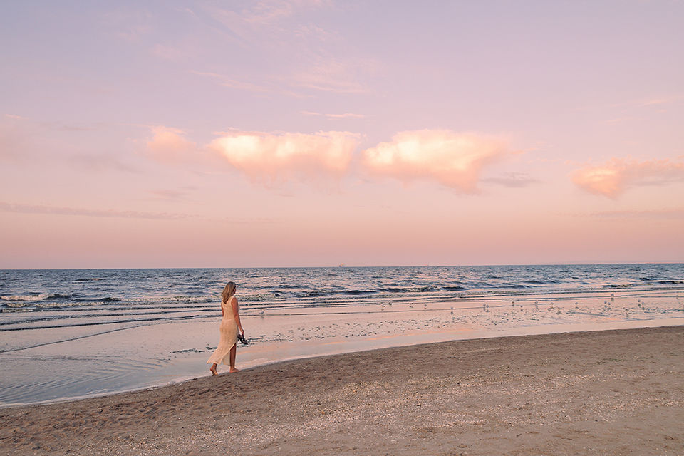 Frau im Tüllkleid an der Ostsee