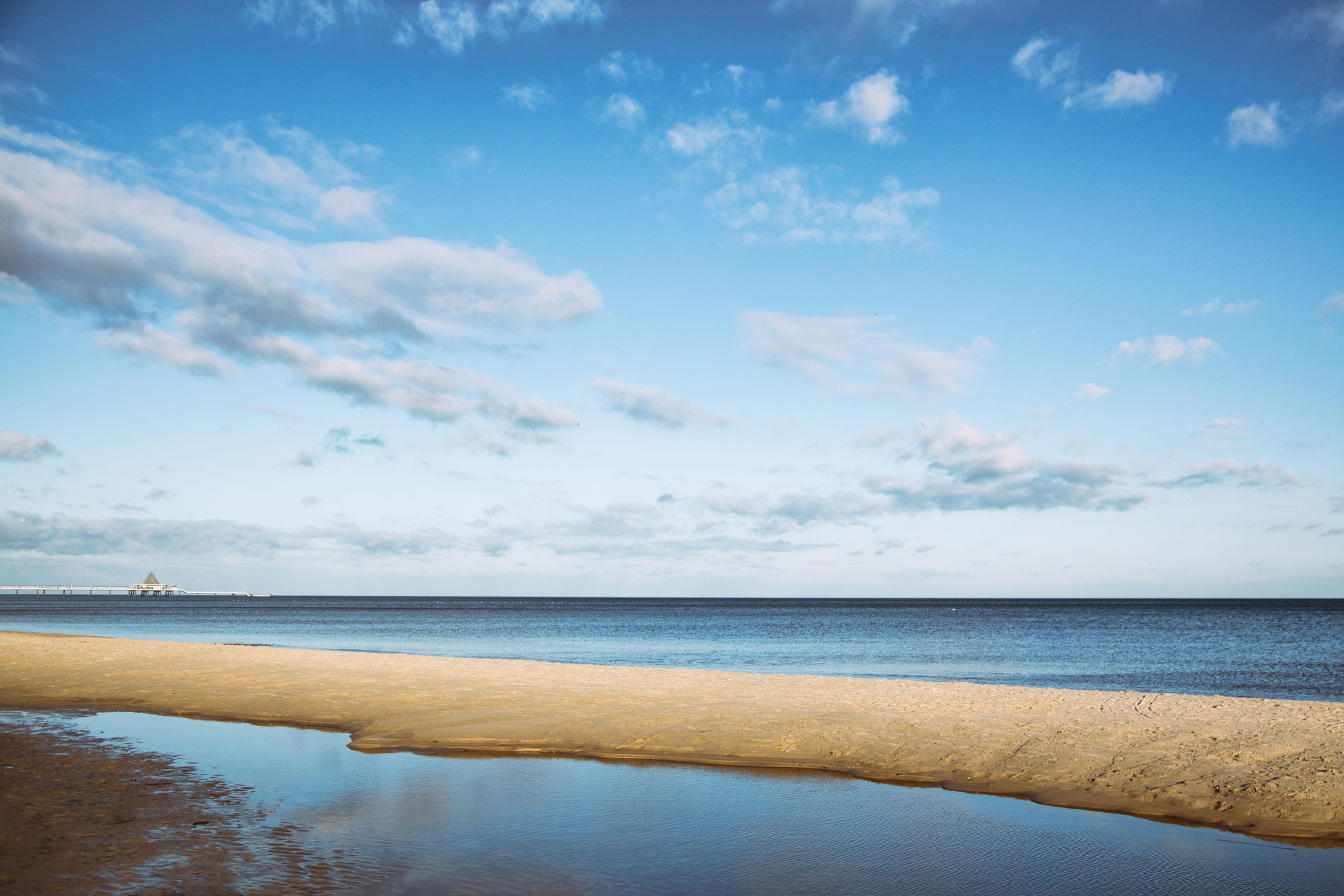 die Ostsee mit einer Sandbank im Winter - blauer Himmel
