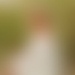 Frau in der Düne, weißes Kleid von der Seite fotografiert