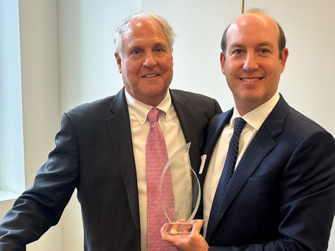 Larry Kimmel, Managing Partner of Kimmel Carter, presents the Kimmel/Thynge Award to Edward Cater.