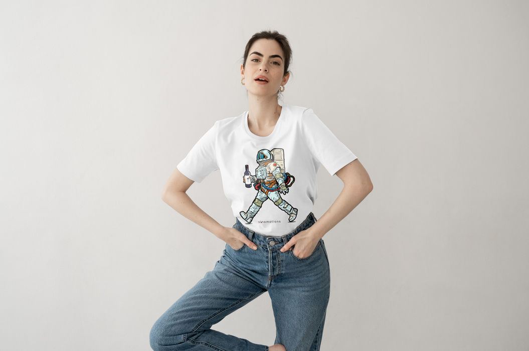 Model trägt weißes T-Shirt mit Astronautenmotiv