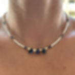 FEMENINO Y DELICADO COLLAR DE PERLAS COMBINADO CON PIEDRA AZUL