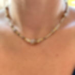 elegante y delicado collar en piedras naturales colores tierra beige cafe