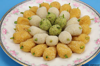 Persian mulberry-shaped almond confection
