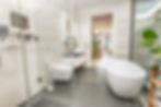 Modernes Badezimmer mit freistehender Badewanne in Berliner Wohnung.