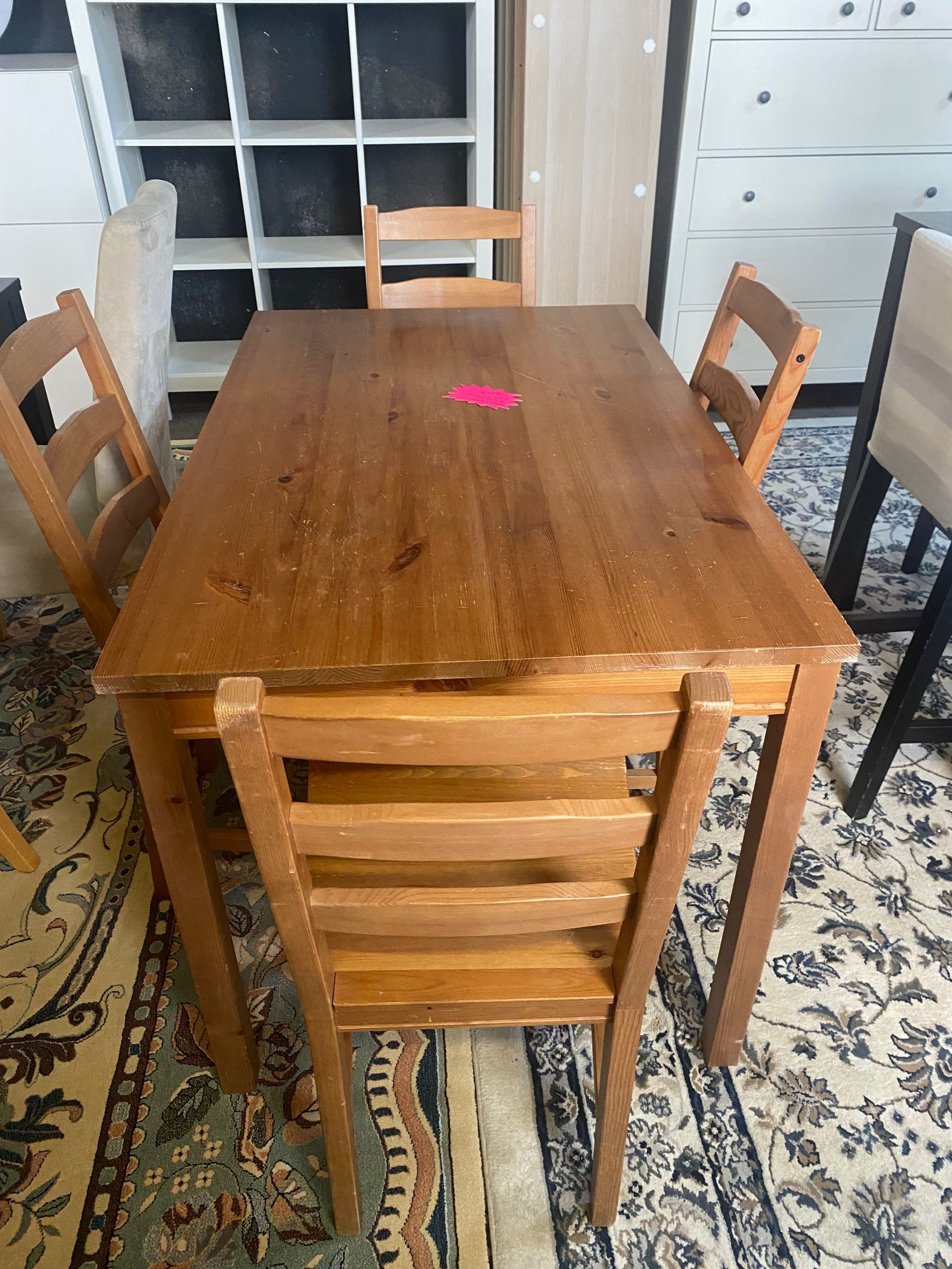 Table bois et 4 chaises 