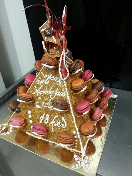 Nougatine Macaron