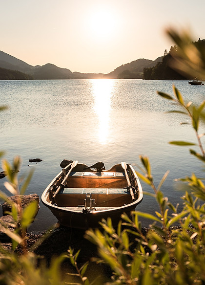 coaching-retreat-frauen-weissensee-2026-sonnenuntergang-ruderboot-am-see.jpg