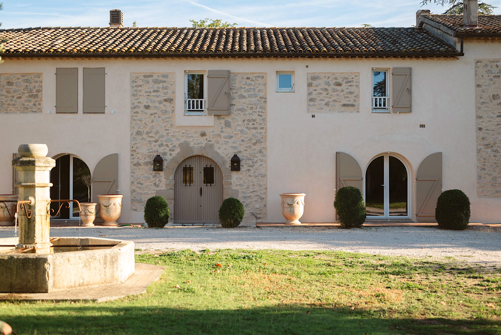 Vue extérieure de la bastide provençale du XIIe siècle entourée de vignes, Var
