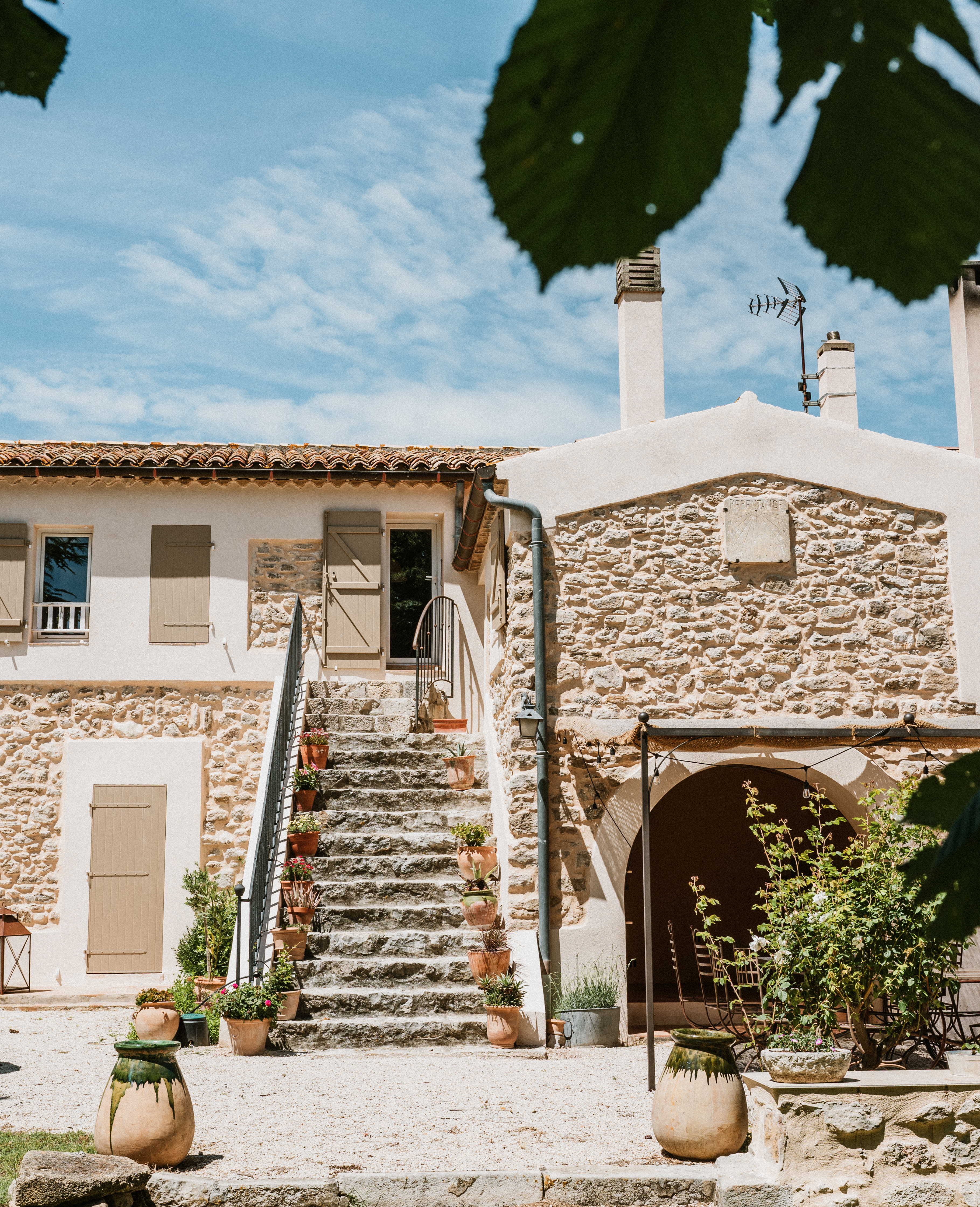 Façade du domaine Bastide & Moi avec jardin et arbres centenaires
