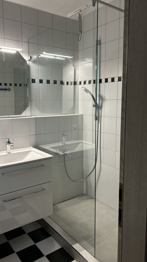 Duschabtrennung, Seitenwand mit Eckausschnitt, Maßanfertigung, Sondermaß,