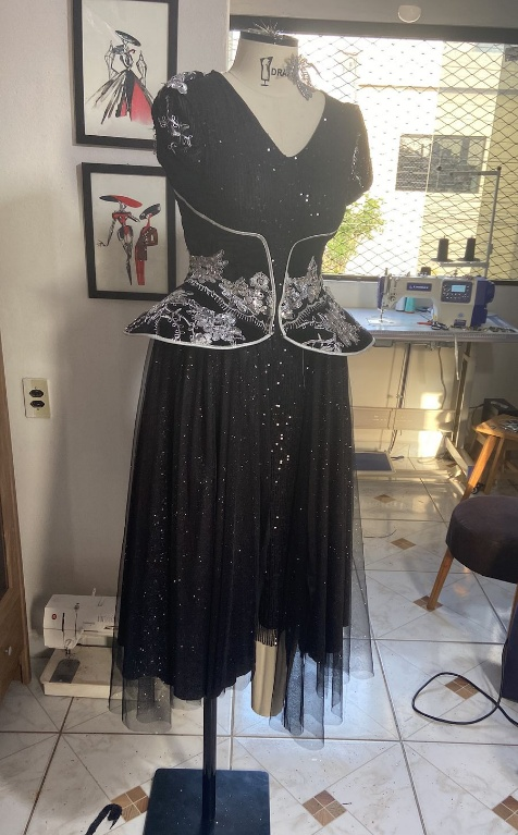 Processo na produção do traje da personagem Rainha Má (espetáculo de ballet), em 2025.