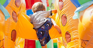 Enfant sur un gonflable