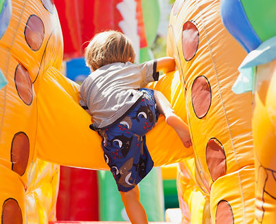 Chłopiec gra w dmuchanym zamku