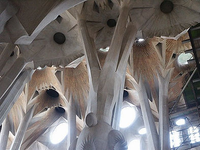 560px-Sagrada-familia-arches2.jpg