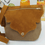 Miniature : Sac en cuir nubuk artisanal PRUNEL Devant camel,rabat gold,dos vert foncé