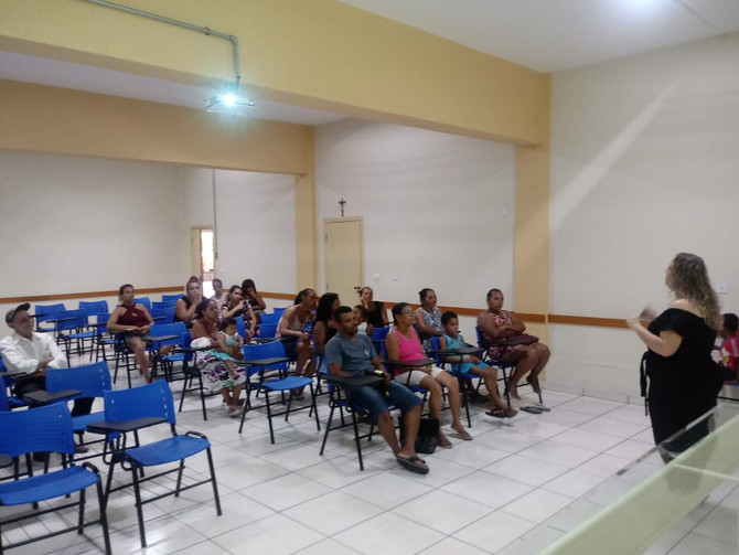 Beneficiários recebem palestra de Assistente Social