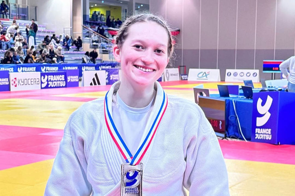 Remarquable performance de la jeune junior des J3 Amilly Clémentine Dixneuf, elle qui a décroché ce samedi la médaille d'argent chez les seniors lors des championnats de France de ju-jitsu qui se déroulent à Ceyrat, en Auvergne-Rhône-Alpes. Photo : J3 Amilly judo/jujitsu.