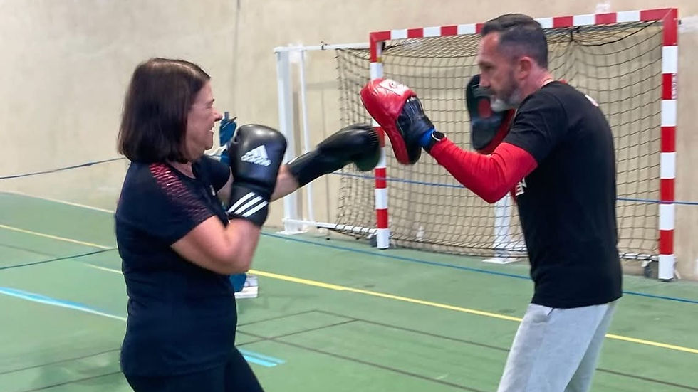 Christine Simon avec Léonard Delande, le coach au club de boxe de Nogent-sur-Vernisson. Photo : DR.