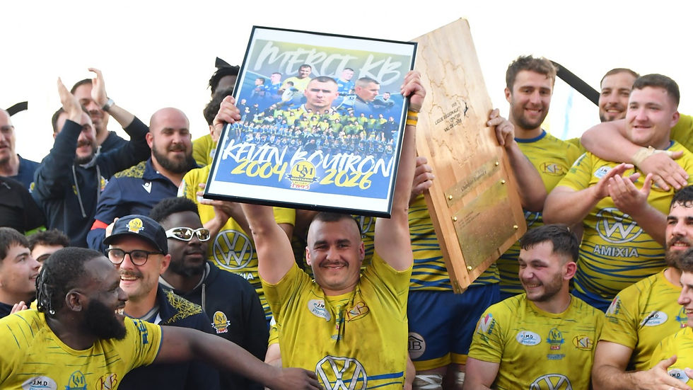 Kévin Boutron a soulevé le bouclier de R2, dimanche dernier, à Vierzon. Photo : USMM rugby.