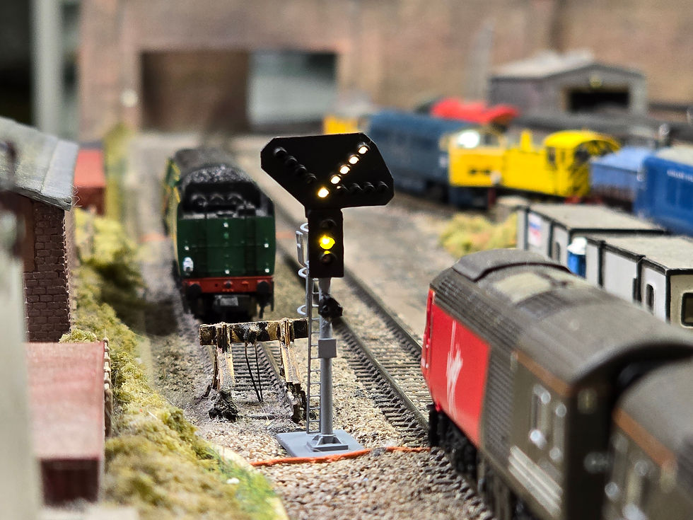 Thumbnail: N Gauge 3 Aspect Signal with Cage with Pos1, 4 & 5 RI, PLS (Common Anode)