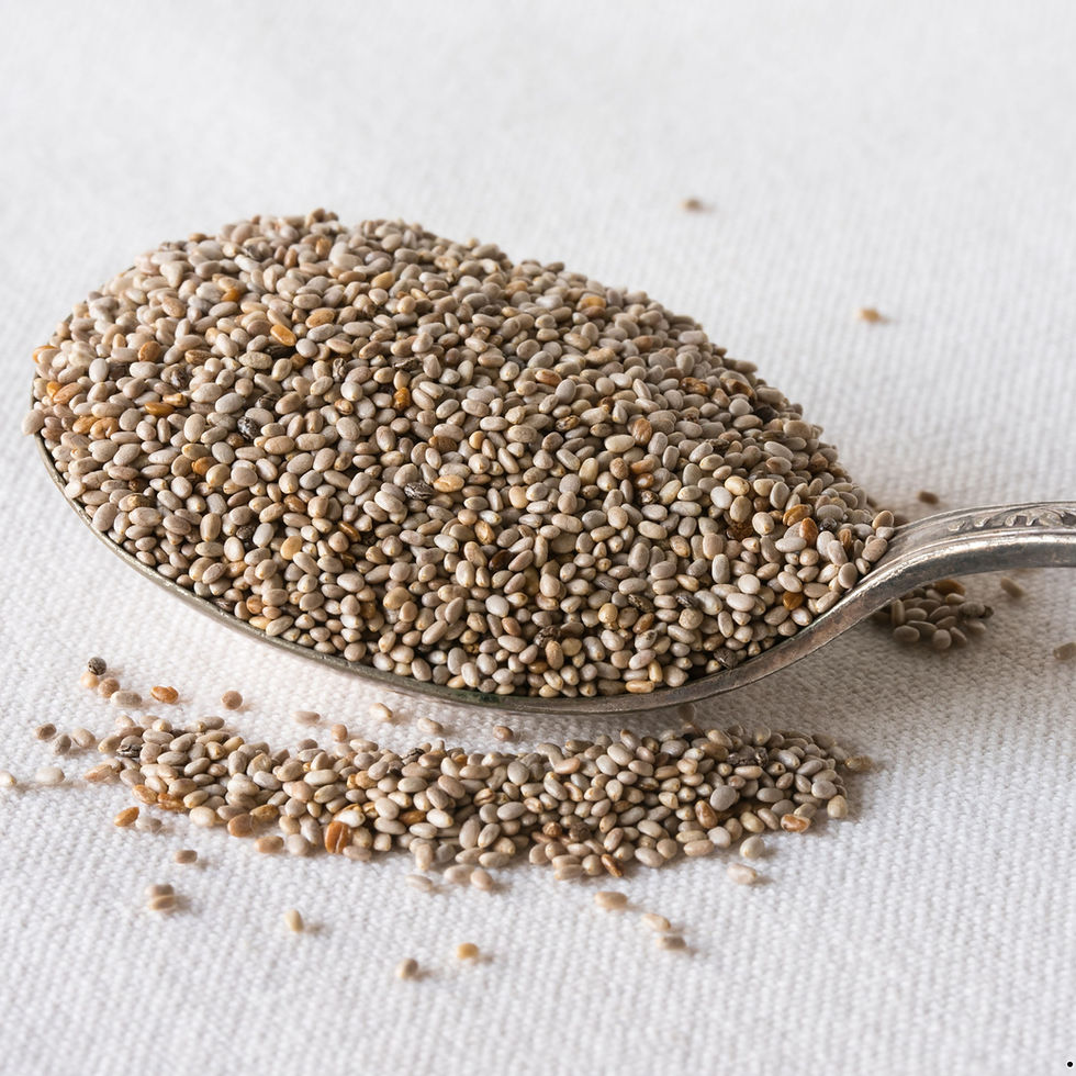 Miniatura: A spoon full of overflowing white chia seeds.