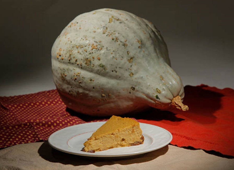 Miniatura: Blue Hubbard squash next to a piece of pie.