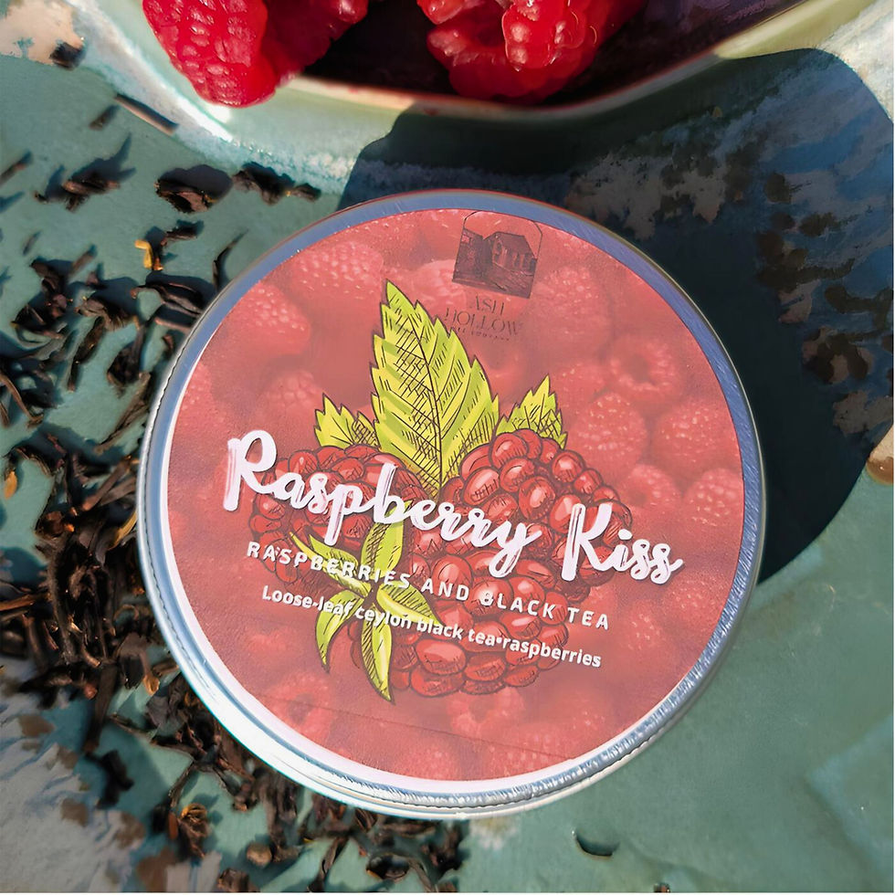 Miniatura: A tin of Raspberry Kiss Organic Black Tea , organic raspberries, and organic corn flowers.