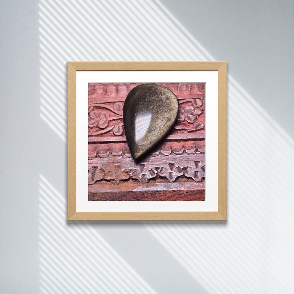 1 Golden obsidian cabochon.