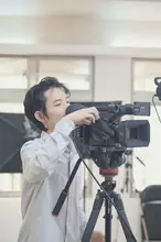 學員操作攝影機進行鏡頭表演與畫面拍攝練習