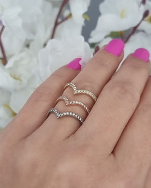 טבעת וי יהלומים - 0.19 קראט