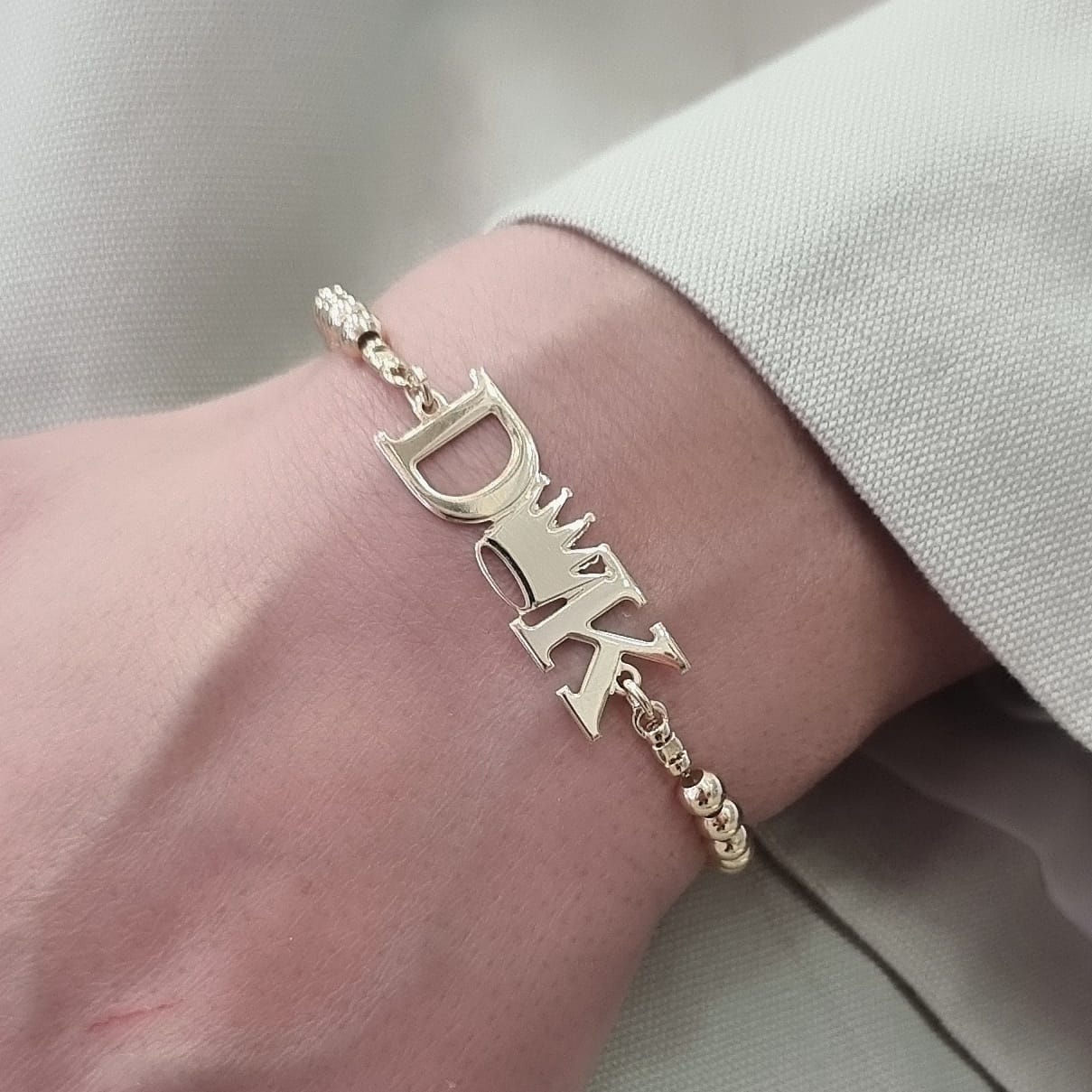 צמיד אותיות עם כתר מפריד כדורים