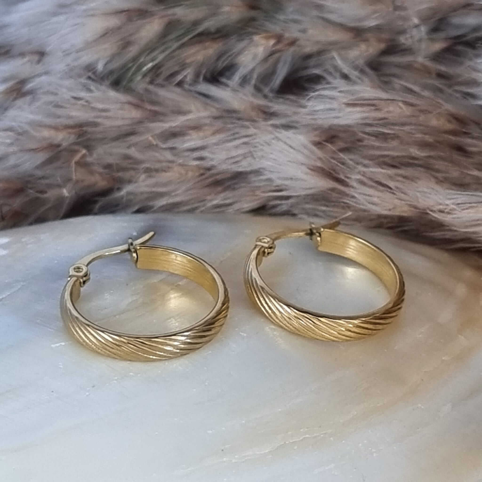 עגילי חישוק הרמוני זהב