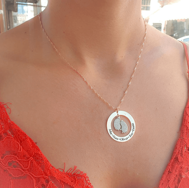 תמונה ממוזערת: שרשרת מעגל החיים עם כפות רגליים משובצות וחריטה מסביב