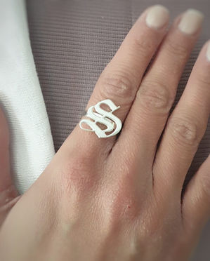 טבעת אות גותית