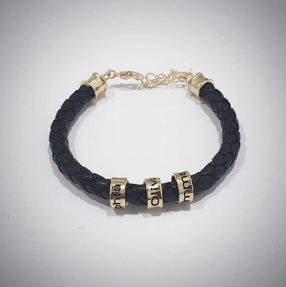 תמונה ממוזערת: צמיד עור בשילוב תליונים וחריטה