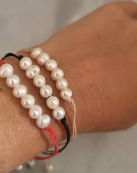 צמיד פנינים על חוט